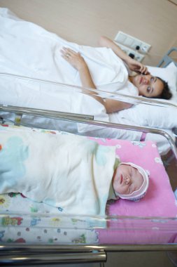 Yeni doğan bebeğin annesiyle portresi