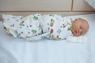 Yeni doğan bebek beze sarılmış