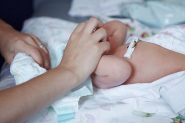 Yeni doğan bebek beze sarılmış