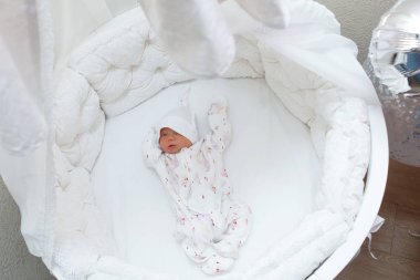 Yeni doğan bebek beze sarılmış