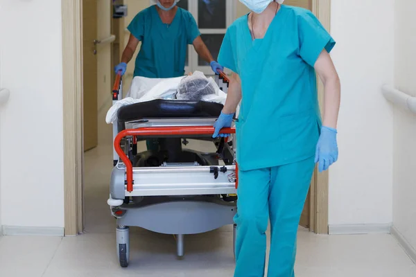 Hemşireler yatak hastane koridorunda taşıdı