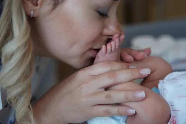 Retrato Una Madre Con Bebé Recién Nacido —  Fotos de Stock