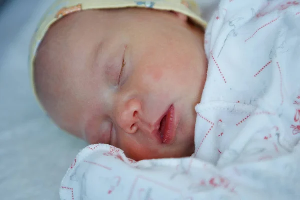 Bebé Recién Nacido Envuelto Pañal —  Fotos de Stock