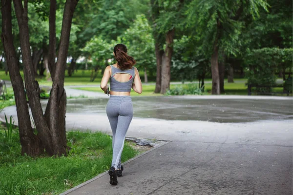 Jeune Femme Faisant Jogging Dans Parc Verdoyant Vue Arrière — Photo