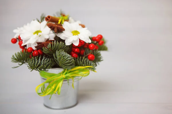 灰色の背景にバスケットにフルーツみかんでコーンと赤 黄色の色の花のクリスマスの花束 — ストック写真