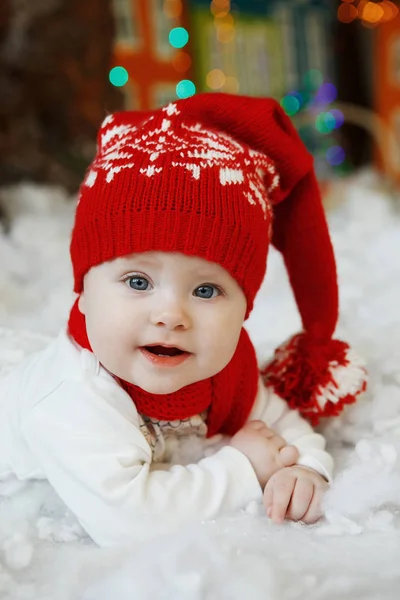 Bebê Boné Vermelho Com Bolas Interior Ano Novo — Fotografia de Stock