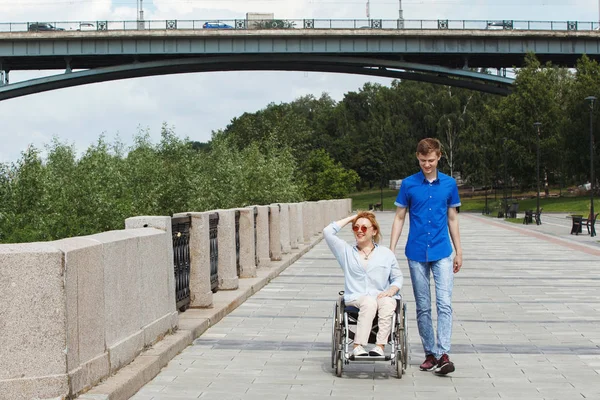 Mulher Uma Cadeira Rodas Com Namorado Passeando Parque Verão Cidade — Fotografia de Stock