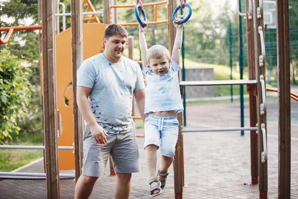 Молодий Батько Блондинка Блакитних Футболках Піднімаються Сходами Дитячий Майданчик Влітку — стокове фото