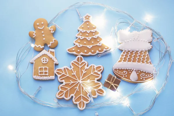 Різдвяне імбирне печиво на синьому фоні — стокове фото