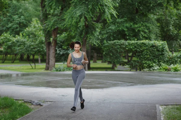 Jeune Femme Jogging Sur Chemin Dans Parc Verdoyant — Photo