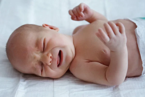 Bebé Pañal Llora Enfoque Selectivo Cabeza Del Bebé Niño Mira —  Fotos de Stock