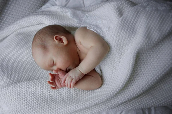 Bebé Siete Días Está Durmiendo Espalda Niño Está Envuelto Una —  Fotos de Stock