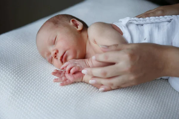 Las Manos Madre Envuelven Suavemente Bebé —  Fotos de Stock