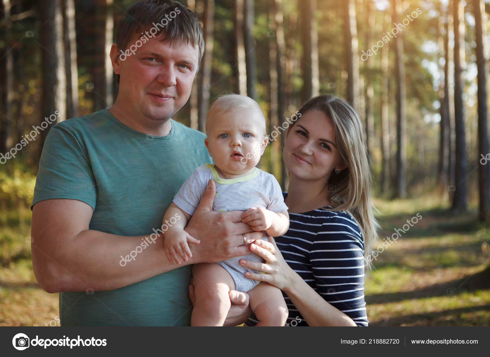 Mere Pere Tiennent Bebe Blond Aux Yeux Bleus Concept Bonheur Image Libre De Droit Par Vorobevaola C 217 Mere Pere Tiennent Bebe Blond Aux Yeux Bleus Concept Bonheur Image Libre De Droit Par Vorobevaola C 217