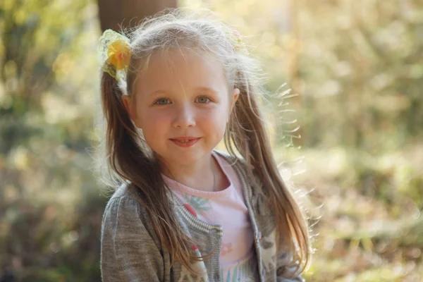 Kameraya Bakarak Uzun Saçlı Kız Çocuk Sarışın Sarışın — Stok fotoğraf