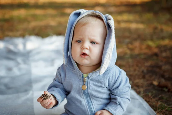 Επτά Μήνας Παλαιό Μωρό Αγόρι Μπλε Μάτια Ένα Κοστούμι Από — Φωτογραφία Αρχείου