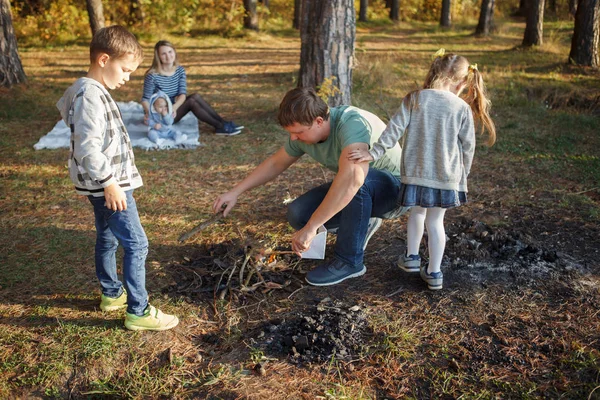 Vader Dochter Zoon Maken Een Brand Herfst Bos — Stockfoto