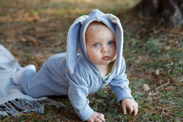 Sedm Měsíc Staré Baby Boy Modrýma Očima Obleku Zajíc Přehoz — Stock fotografie