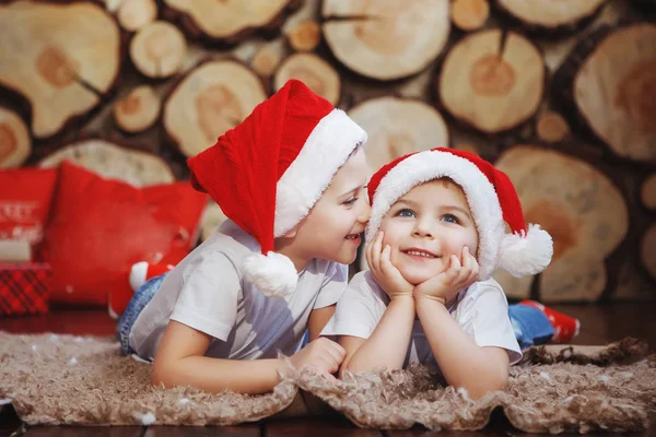 Dos Hermanos Con Sombreros Navidad Yacen Ríen Alfombra Cerca Del — Foto de Stock