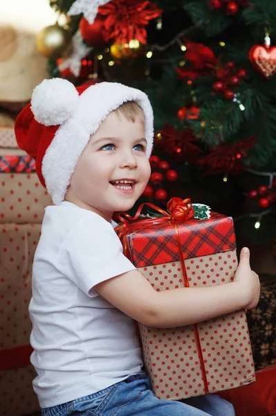 Karácsonyi Kalapok Fiú Ajándék Doboz Kezében Öröm Meglepetés — Stock Fotó