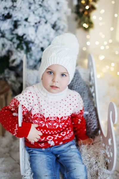 Bir Geyik Beyaz Bir Şapka Görüntü Ile Bir Noel Kırmızı — Stok fotoğraf