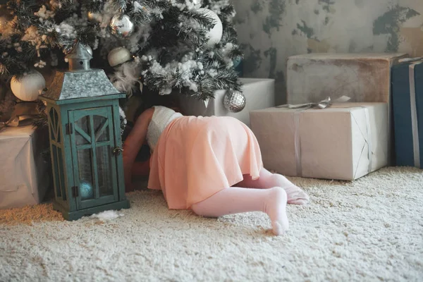 Meisje Een Roze Rok Zoek Naar Cadeautjes Onder Kerstboom — Stockfoto