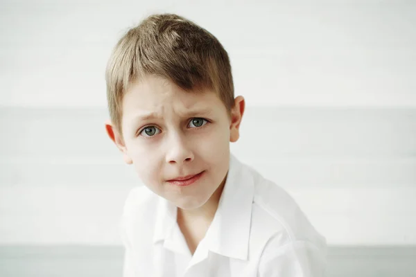 Rapaz Bonito Uma Camisa Branca Com Descontentamento Olha Para Câmera — Fotografia de Stock
