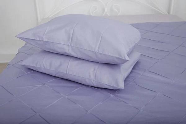 Yatak yastık ile yapılan yatak örtüsü.