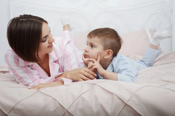 Joven Bonita Mujer Hijo Pijama Rosa Azul Cama Con Ropa —  Fotos de Stock