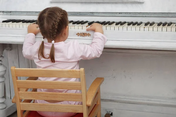 Małe Słodkie Dziewczyny Różowej Pidżamie Grając Stary Fortepian Białe — Zdjęcie stockowe