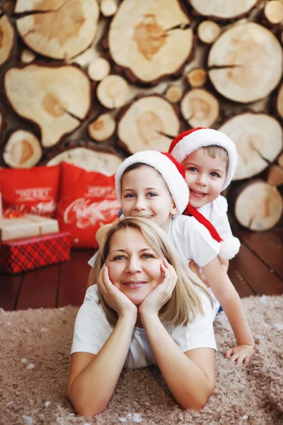 Madre Con Dos Hijos Sombreros Navidad Encuentran Cerca Del Árbol — Foto de Stock