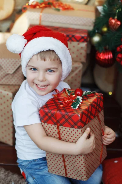 Karácsonyi Kalapok Fiú Ajándék Doboz Kezében Öröm Meglepetés — Stock Fotó