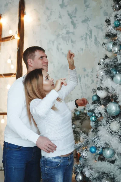 Jonge Leuk Paar Man Vrouw Buurt Van Kerstboom Aankleden Glimlach — Stockfoto