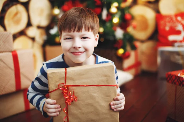 Çocuk Noel Şapka Hediye Kutuları Ile Sürpriz Bir Sevinçle Onun — Stok fotoğraf