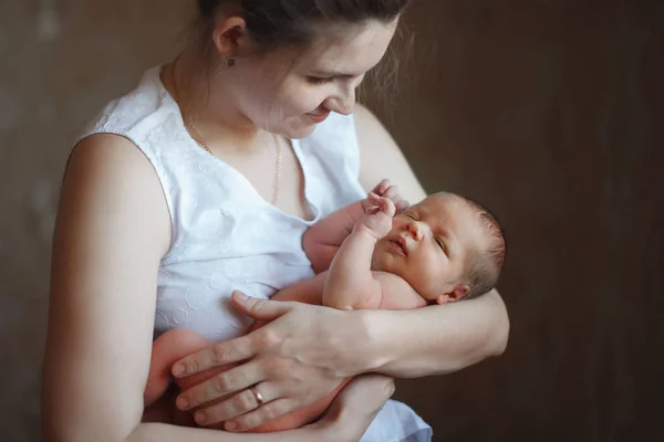 Fiatal Aranyos Anya Tartja Karját Áttekinti Alvó Újszülött Fia Koncepció — Stock Fotó