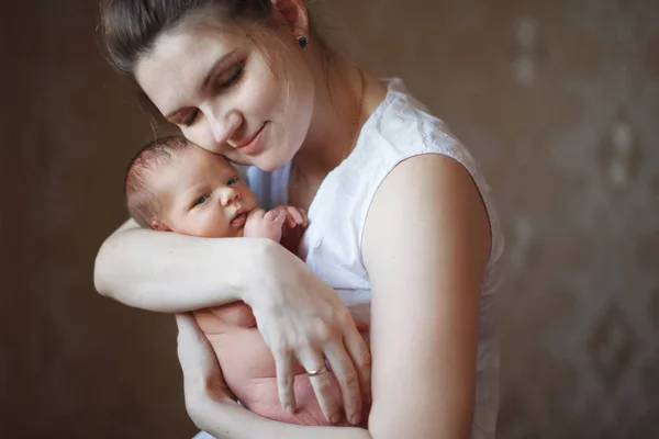 Aranyos Fiatal Anya Egy Újszülött Fiú Fogta Karjában Mosolyogva Koncepció — Stock Fotó