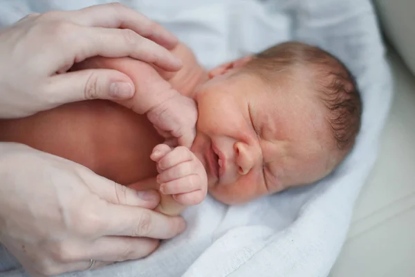 Giovane Madre Carina Che Tiene Figlio Neonato Addormentato Tra Braccia — Foto Stock