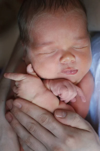 かわいい若い母親は寝ている彼女の腕の中で生まれたばかりの息子を保持しています Clouse 幸せな子供時代 母乳育児のコンセプト — ストック写真