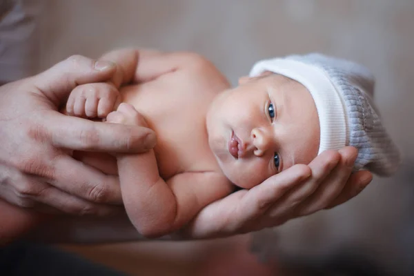 Joven Madre Linda Sosteniendo Hijo Recién Nacido Dormido Sus Brazos —  Fotos de Stock