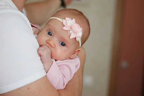 Маленькая Милая Девочка Двухмесячного Возраста Розовым Цветком Голове Руках Матери — стоковое фото