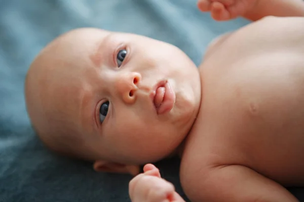 Aranyos Kislány Két Hónapos Feküdt Egy Kék Ágytakaró Mosolyogva Néz — Stock Fotó