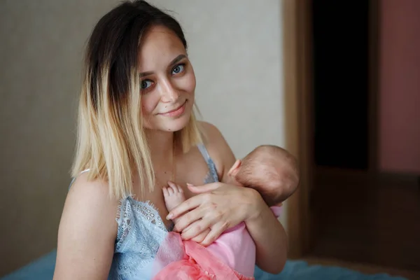 Giovane Donna Carina Mamma Tiene Figlia Due Mesi Sorride Concetto — Foto Stock