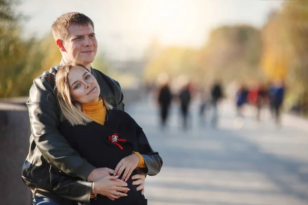 Pareja Joven Niño Niña Abrazo Beso Parque Otoño Caída Joven —  Fotos de Stock