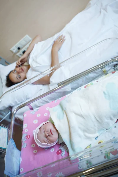 Porträt Einer Mutter Mit Ihrem Neugeborenen — Stockfoto