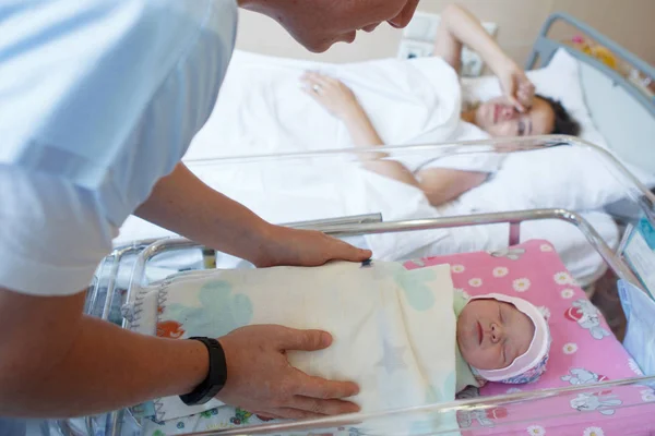 Retrato Una Madre Con Bebé Recién Nacido — Foto de Stock