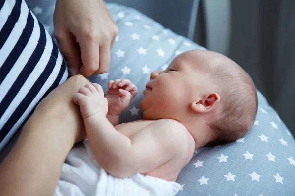 Genç bir anne emzirme yedi bayat kızının olduğunu. Yakın çekim. Kavramı doğal beslenme, sağlıklı yemek.