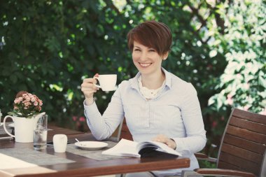 Genç Sevimli Kadın içecekler kahve.