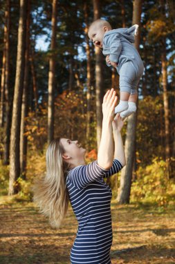 Anne oğlu bir çam ormanı gökyüzüne kadar atar.