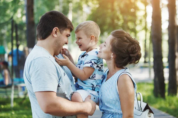 Молодая Счастливая Семья Отец Мать Синем Платье Белым Рюкзаком Белокурый — стоковое фото