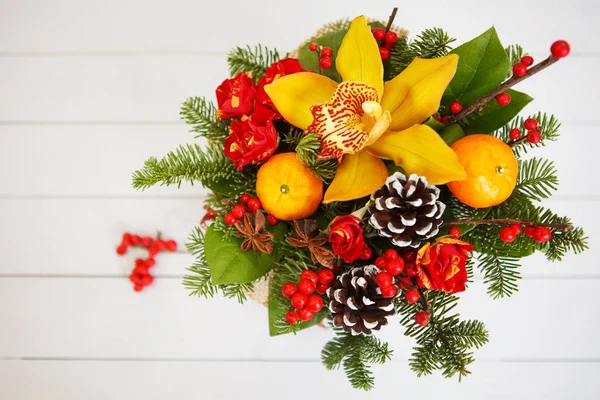 Buquê Natal Flores Cor Vermelha Amarela Com Cones Com Tangerinas — Fotografia de Stock